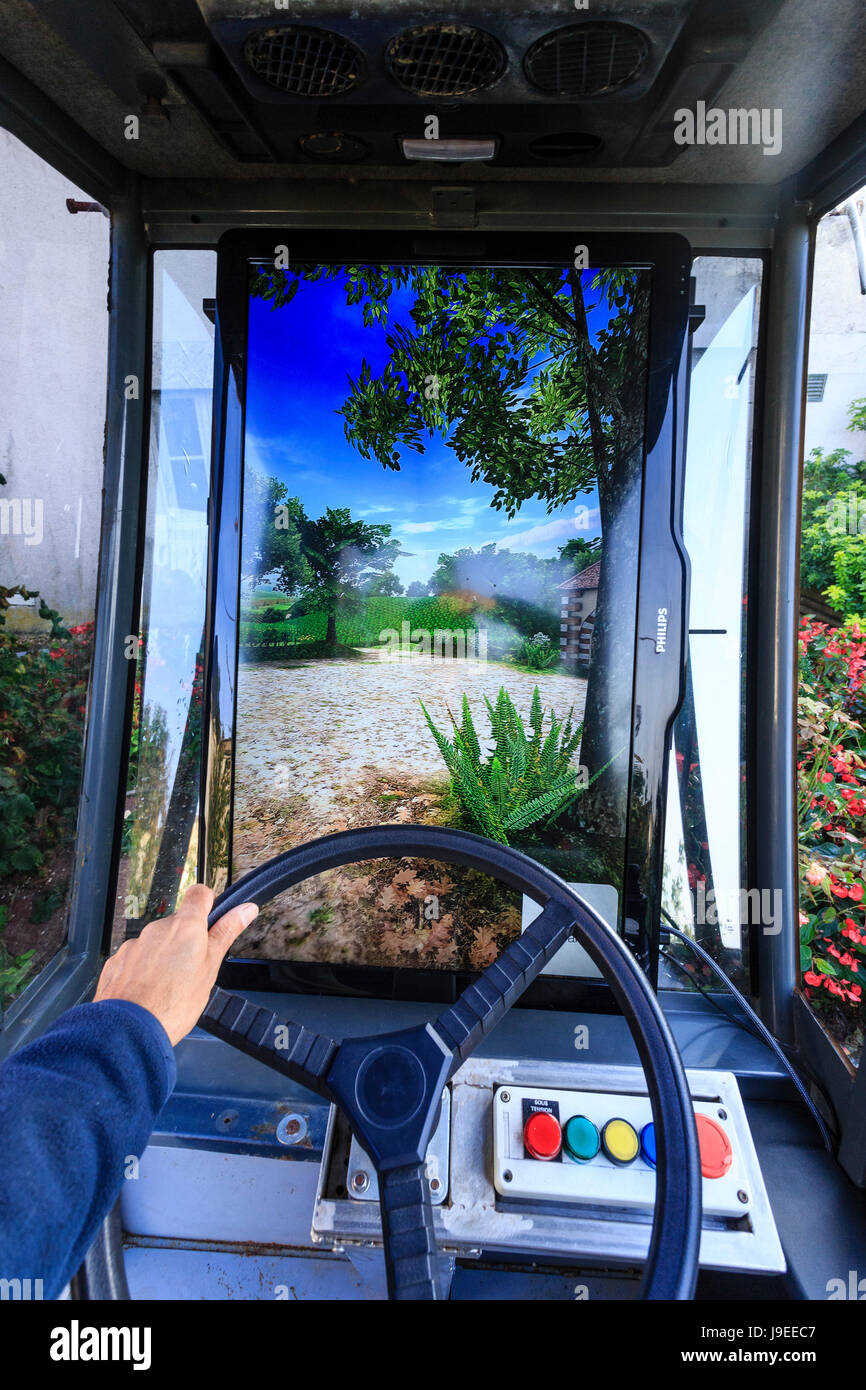 Francia, Cher, Sancerre, Maison des Sancerre, simulatore di guida di una macchina con uno schermo e un movimento di auto in giardino Foto Stock