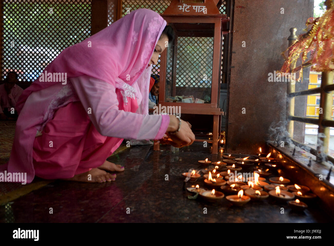 Kashmir donne Indù brucia candela alla Mela Kheer Bhawani in Tulla Mulla area di Ganderbal. Ogni anno gli indù del Kashmir visitare Kheer Bhawani tempio in Kashmir per il festival annuale del. Foto Stock