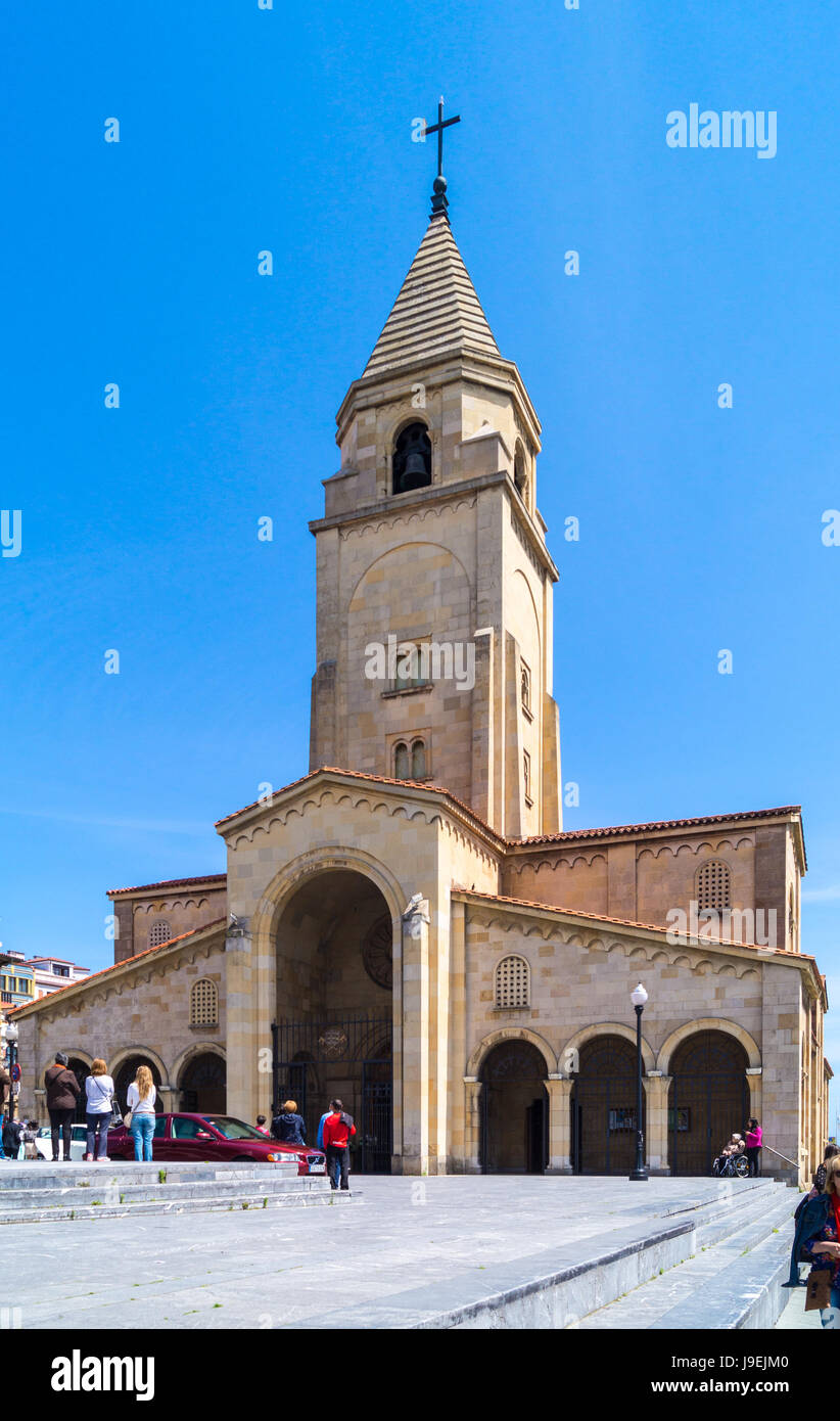 La Iglesia de San Pedro, la chiesa di San Pietro, 1945-1955 da Francisco e Federico Somolinos, in stile storicista, Gijon asturie spagna Foto Stock