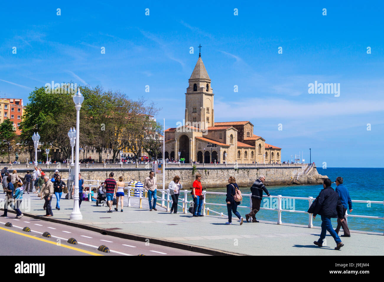 La Iglesia de San Pedro, la chiesa di San Pietro, 1945-1955 da Francisco e Federico Somolinos, in stile storicista, Gijon asturie spagna Foto Stock