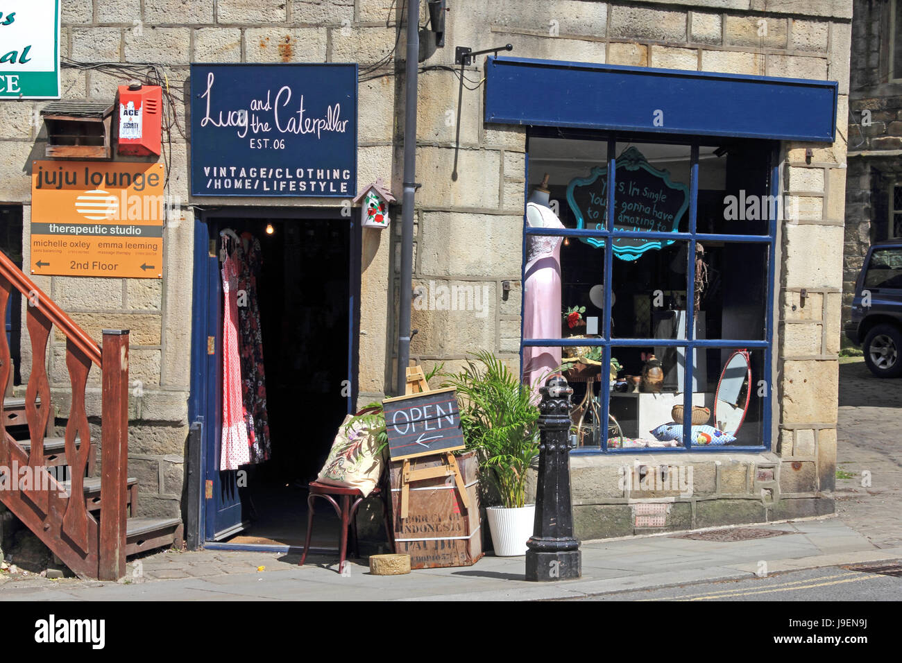 Lucy e il bruco, vintage negozio di abbigliamento, Hebden Bridge Foto Stock