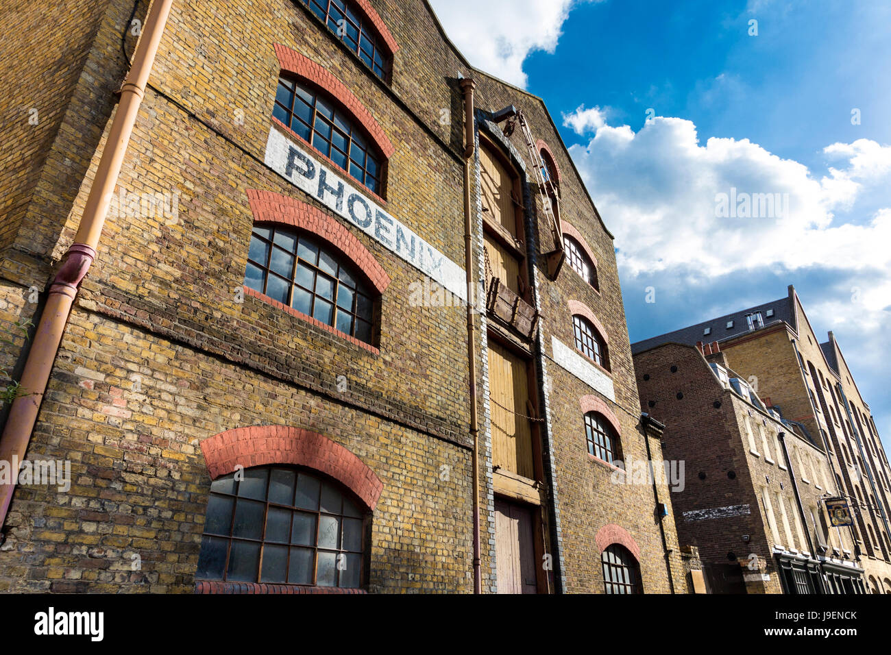 Convertito riverside degli edifici adibiti a magazzino lungo Wapping High Street (Phoenix Wharf), London, Regno Unito Foto Stock