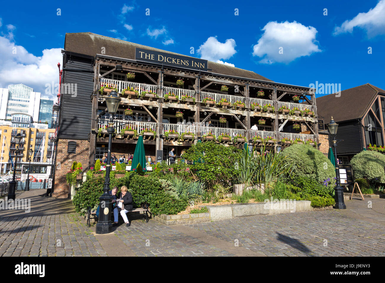 Il vecchio xviii secolo magazzino, ora il Dickens Inn pub e ristorante in St Katharine Docks, London, Regno Unito Foto Stock