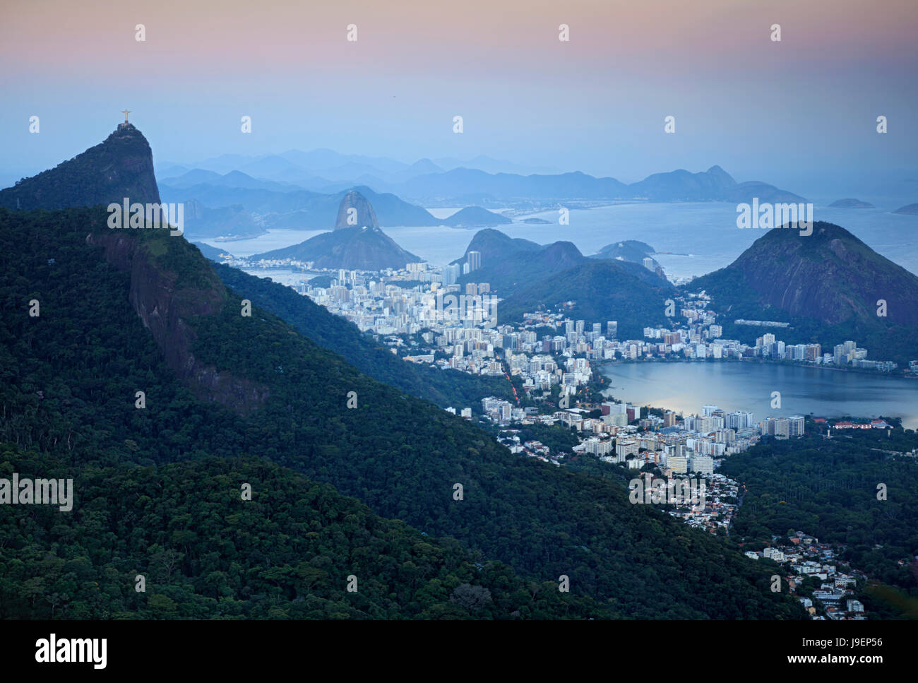 Rio de Janeiro paesaggio mostra Corcovado e il Cristo Redentore statua, Sugar Loaf, Baia di Guanabara e nella distanza Niteroi Foto Stock