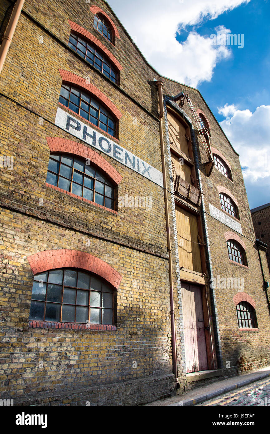 Convertito riverside degli edifici adibiti a magazzino lungo Wapping High Street (Phoenix Wharf), London, Regno Unito Foto Stock