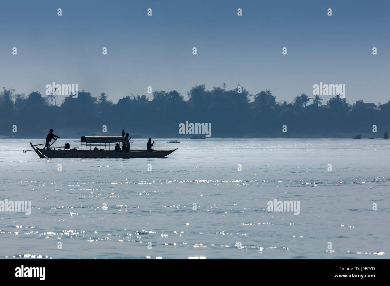 La barca turistica sul fiume Mekong cercando di Irrawaddy delfini di fiume nei pressi di Kratie Foto Stock