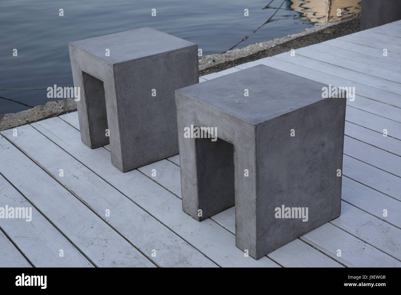 Posti a sedere presso il porto Vathi, Meganisi, Grecia Foto Stock