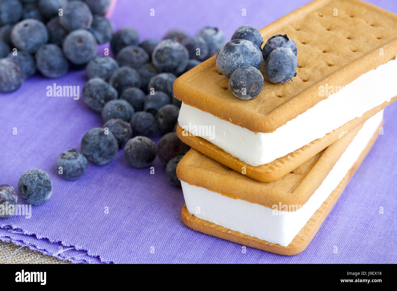 Sandwich di gelato con mirtilli freschi su un vecchio superficie in legno Foto Stock