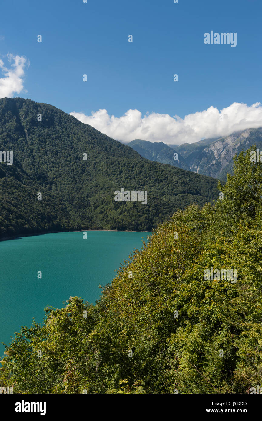 Montagne del Caucaso e Jari serbatoio acqua, regione di Svaneti, Georgia, nel Caucaso, Medio Oriente e Asia Foto Stock