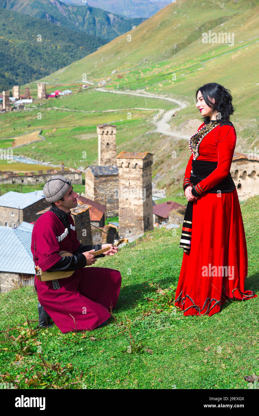 Il popolo georgiano del gruppo folcloristico giocando Panduri e balli in stile georgiano tradizionale vestiti, per il solo uso editoriale, Ushguli, regione di Svaneti, Georg Foto Stock