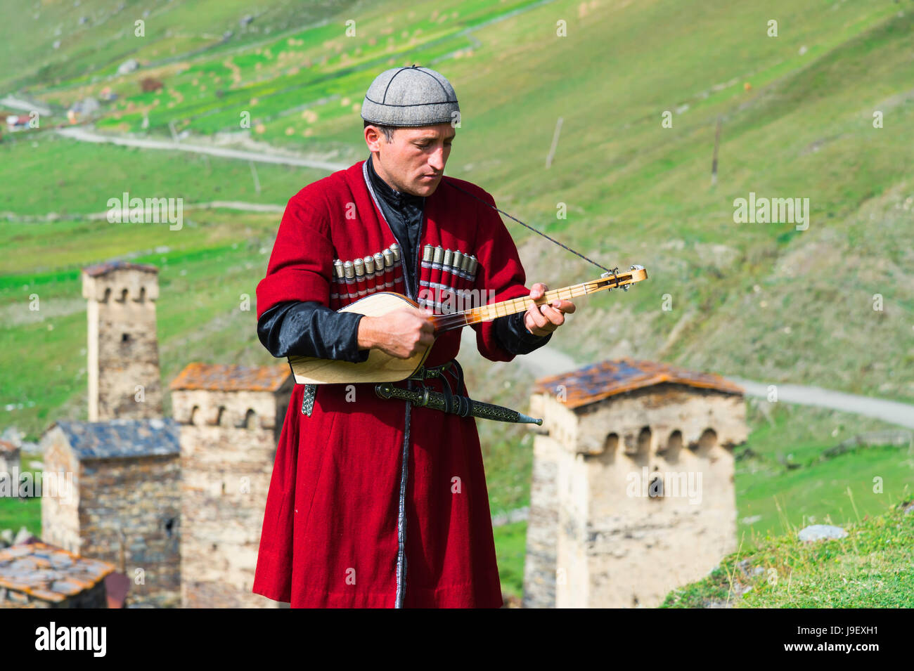 Musicista georgiano di un gruppo folcloristico giocando Panduri, per il solo uso editoriale, Ushguli, regione di Svaneti, Georgia Foto Stock