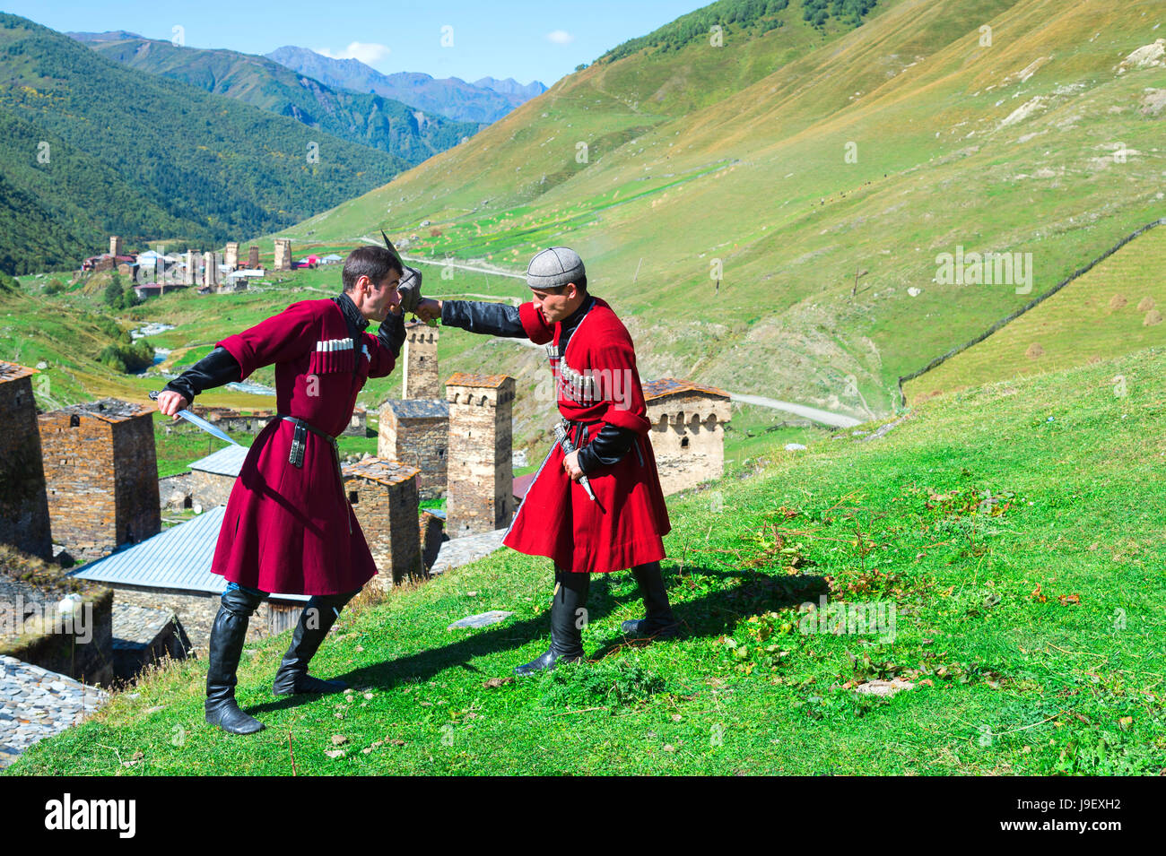 Il pugnale di spettacolo di combattimento da due uomini georgiano di un gruppo folcloristico, Ushguli, regione di Svaneti, Georgia Foto Stock