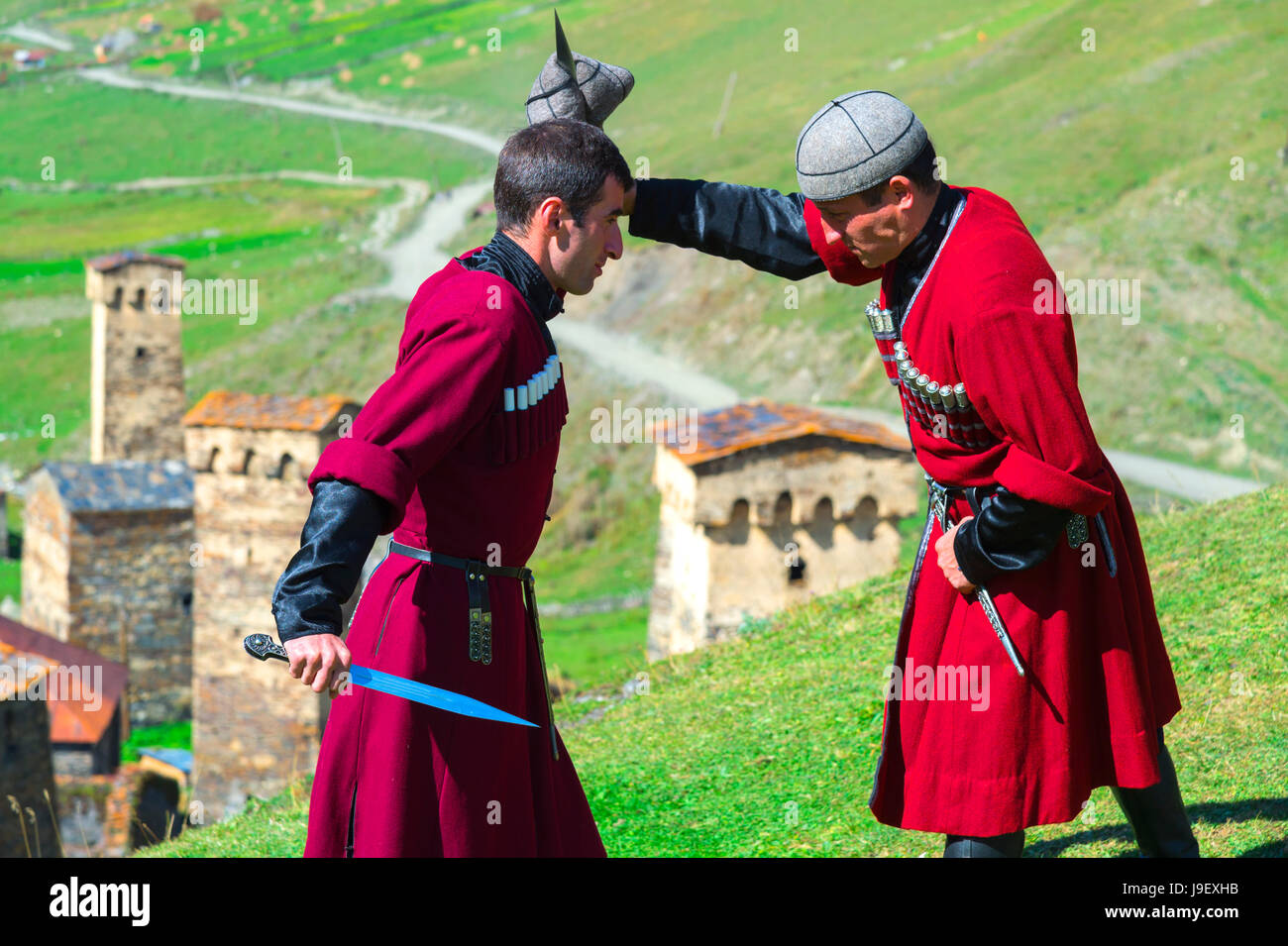 Il pugnale di spettacolo di combattimento da due uomini georgiano di un gruppo folcloristico, Ushguli, regione di Svaneti, Georgia Foto Stock