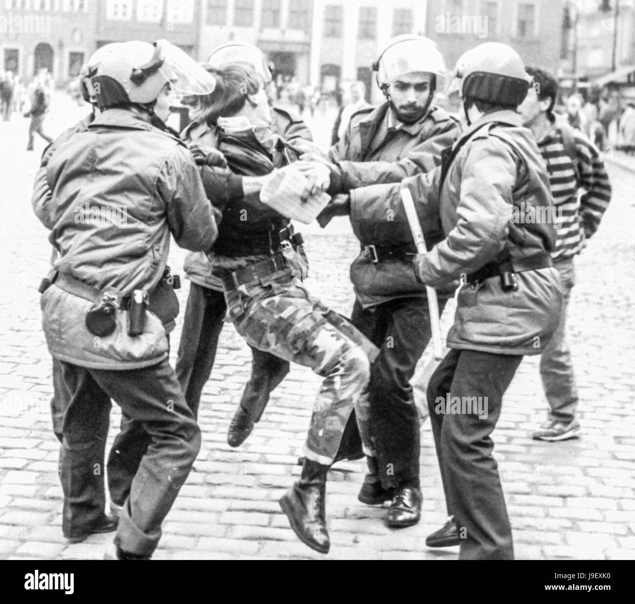 Le proteste di strada in Polonia nel periodo 1989-1990, la milizia - speciali delle forze di polizia.(ZOMO). La lotta per la democrazia e la libertà, la rivoluzione polacca Foto Stock