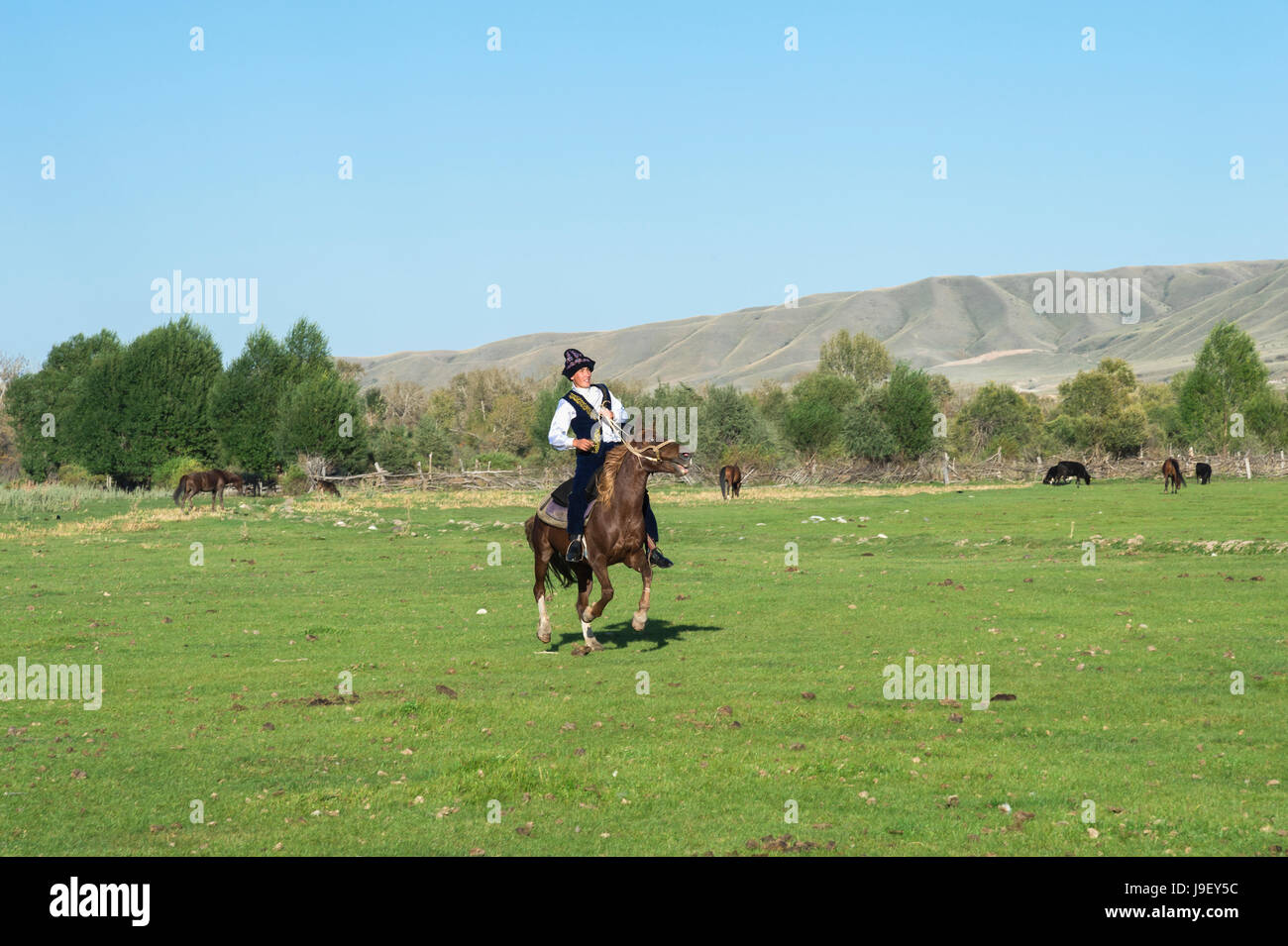 Il kazako rider in abiti tradizionali, Sati village, Tien Shan montagne, Kazakistan Foto Stock