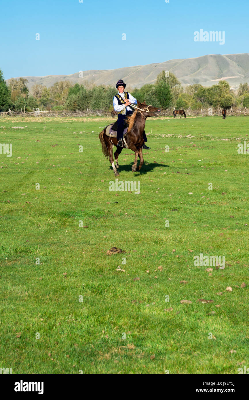 Il kazako rider in abiti tradizionali, Sati village, Tien Shan montagne, Kazakistan Foto Stock