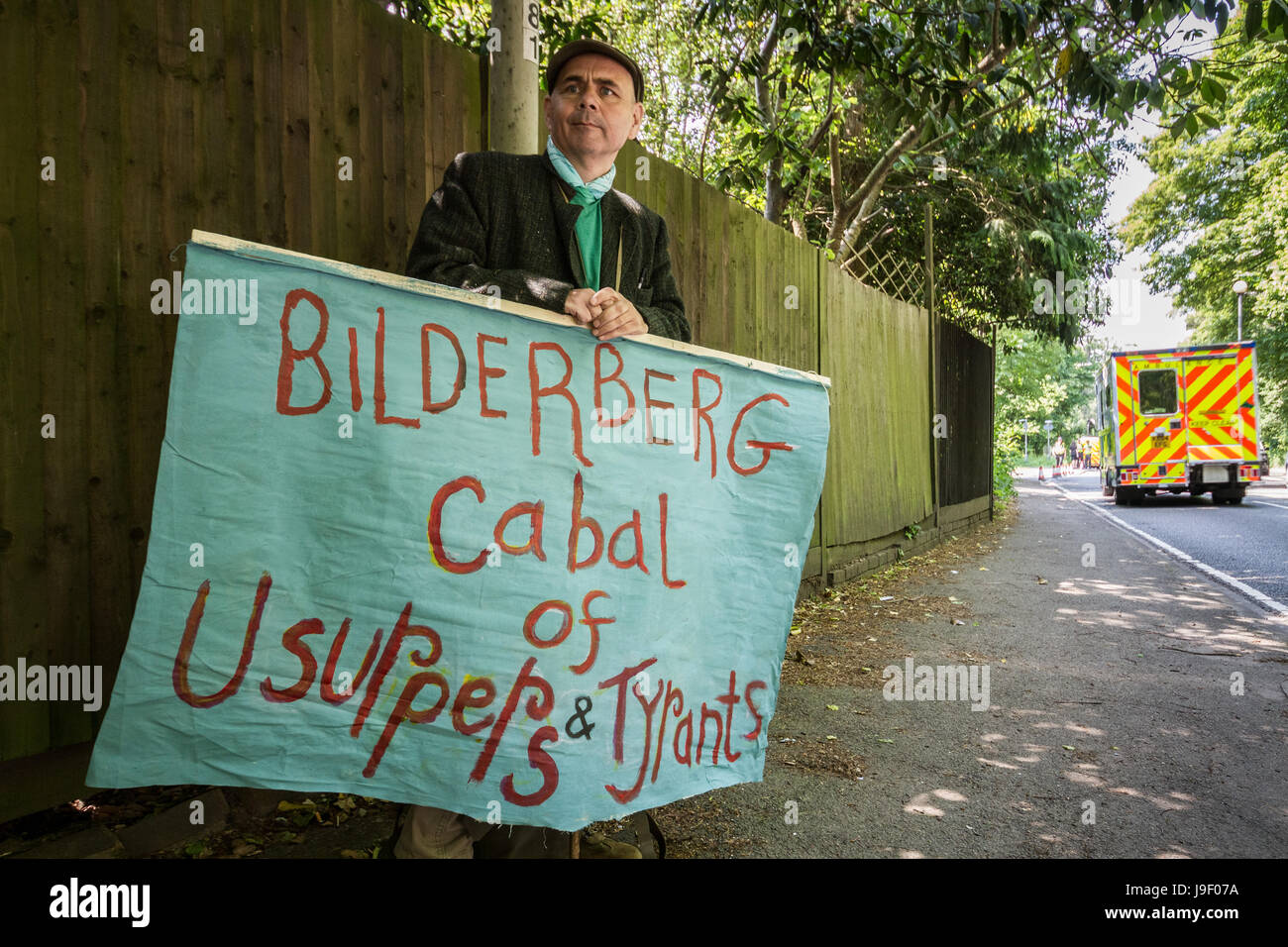 Le proteste al 2013 Gruppo Bilderberg incontro a Hertfordshire, Regno Unito. Foto Stock