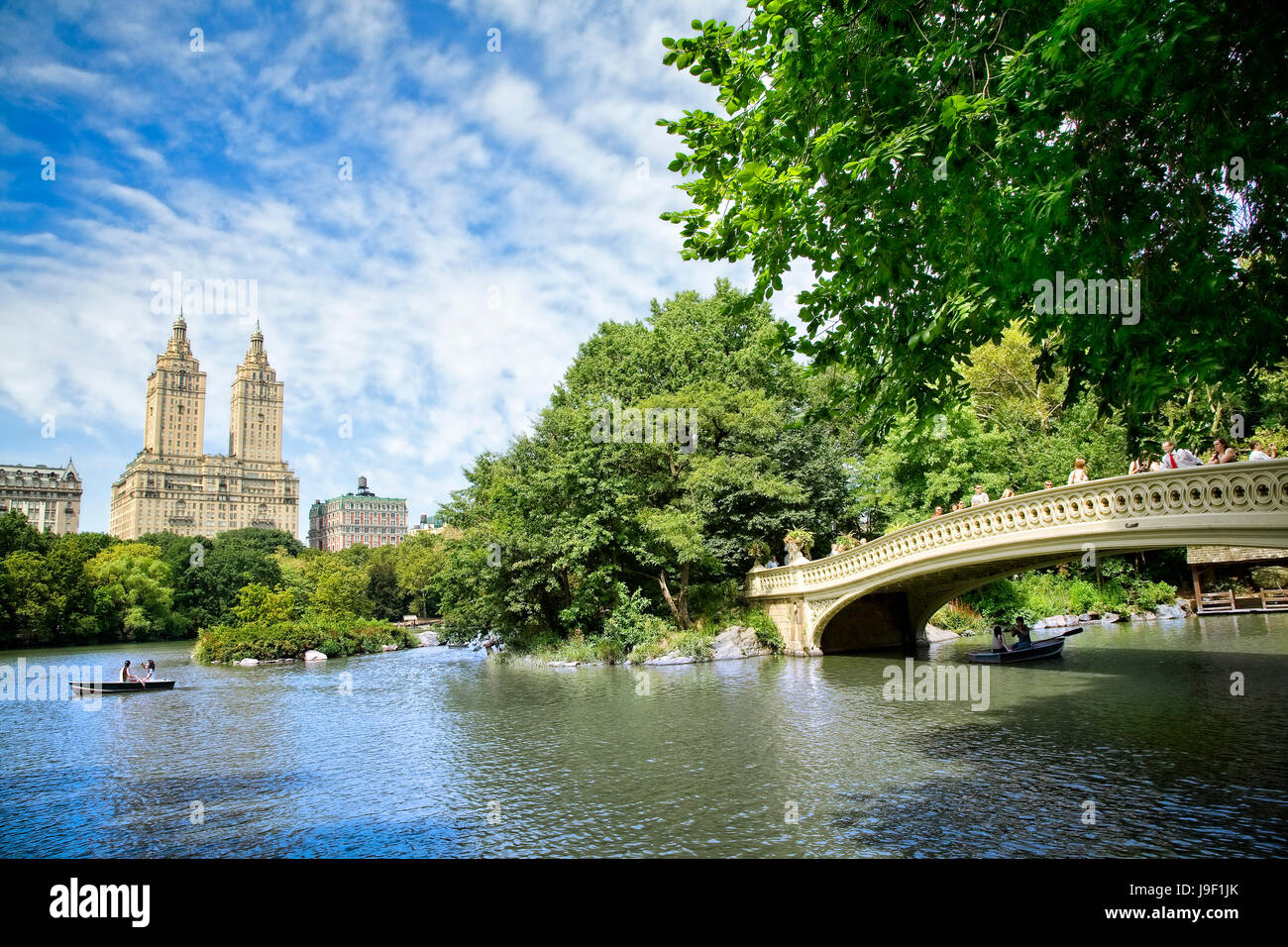 I barcaioli Godetevi il lago nel parco centrale dominato dalla San Remo appartamenti , New York City Foto Stock