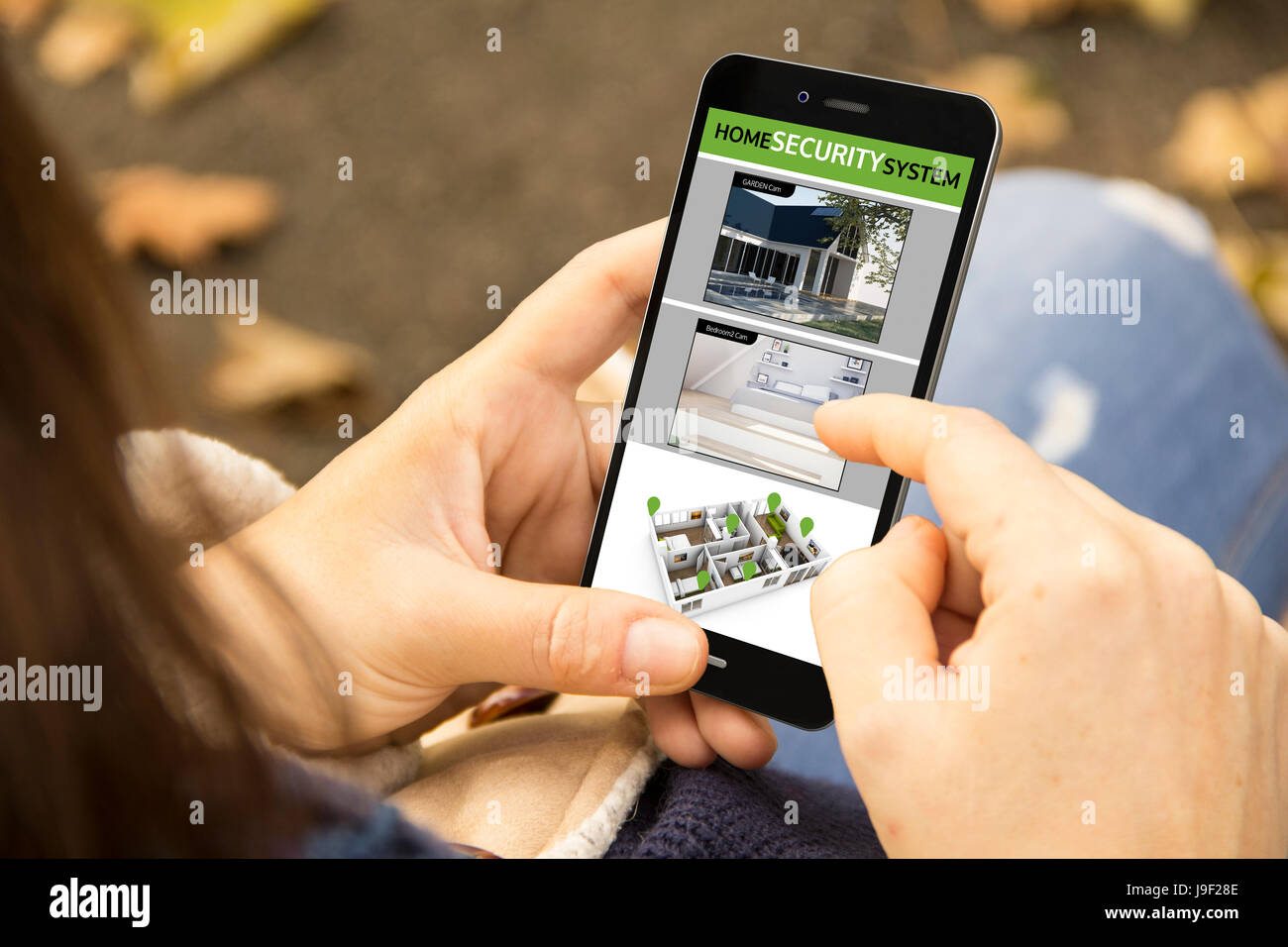 Video sulla protezione del concetto: donna tenendo un 3d generati smartphone con sistemi TVCC app sullo schermo. La grafica sullo schermo sono costituiti. Foto Stock