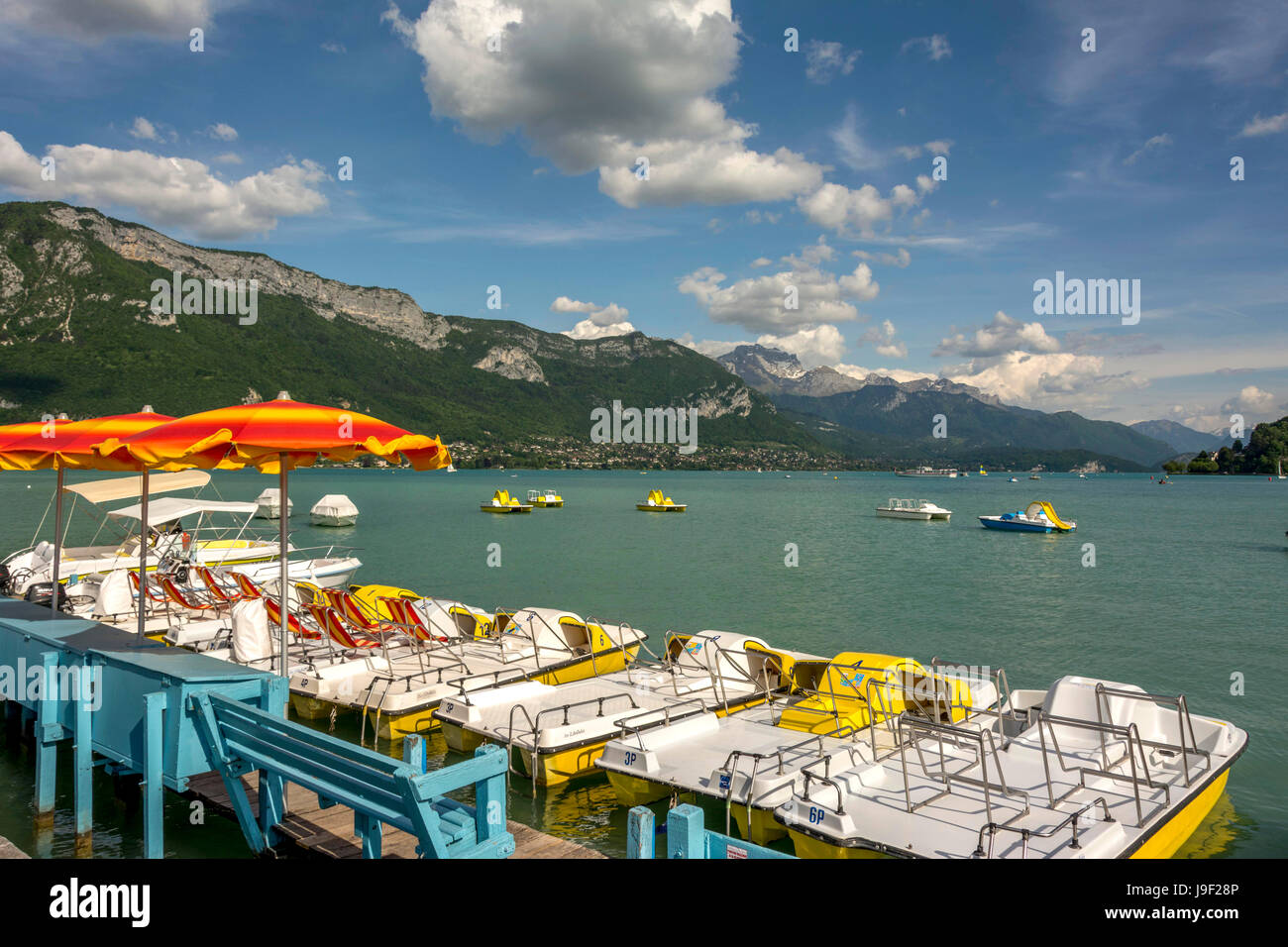 Barche sul lago di Annecy, Alta Savoia, Francia, Europa Foto Stock