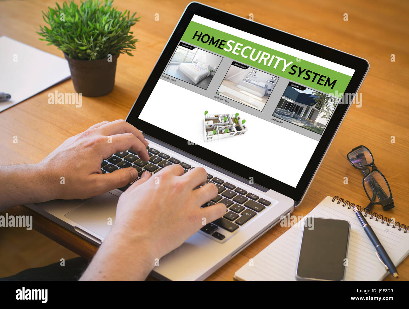 Il concetto di sicurezza. Close-up vista dall'alto di un watcher lavorando su laptop. Tutti i grafici dello schermo sono costituiti. Foto Stock