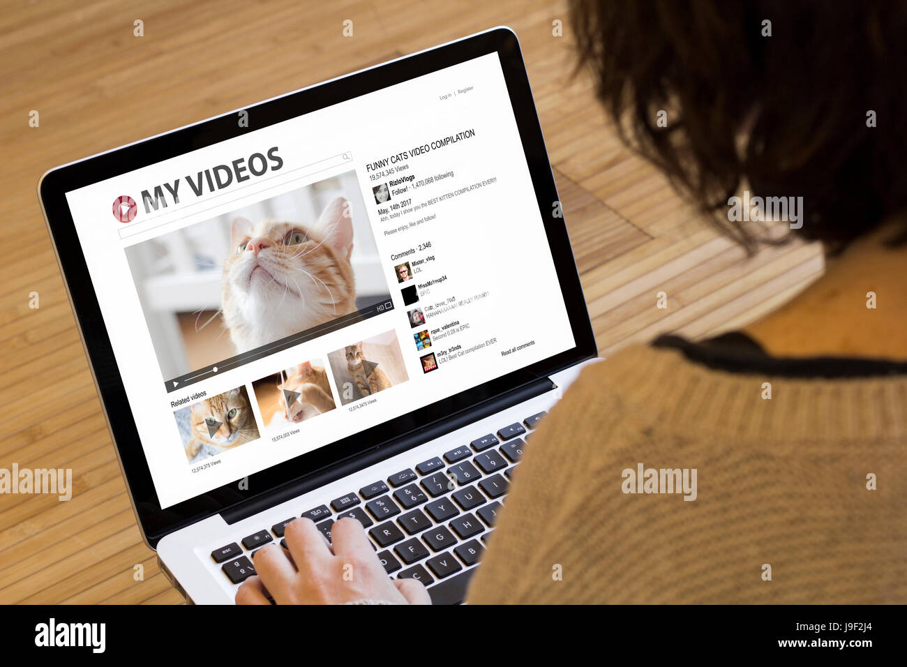 Video on-line concept: gatti video online su uno schermo di computer portatile. Grafici dello schermo sono costituiti. Foto Stock