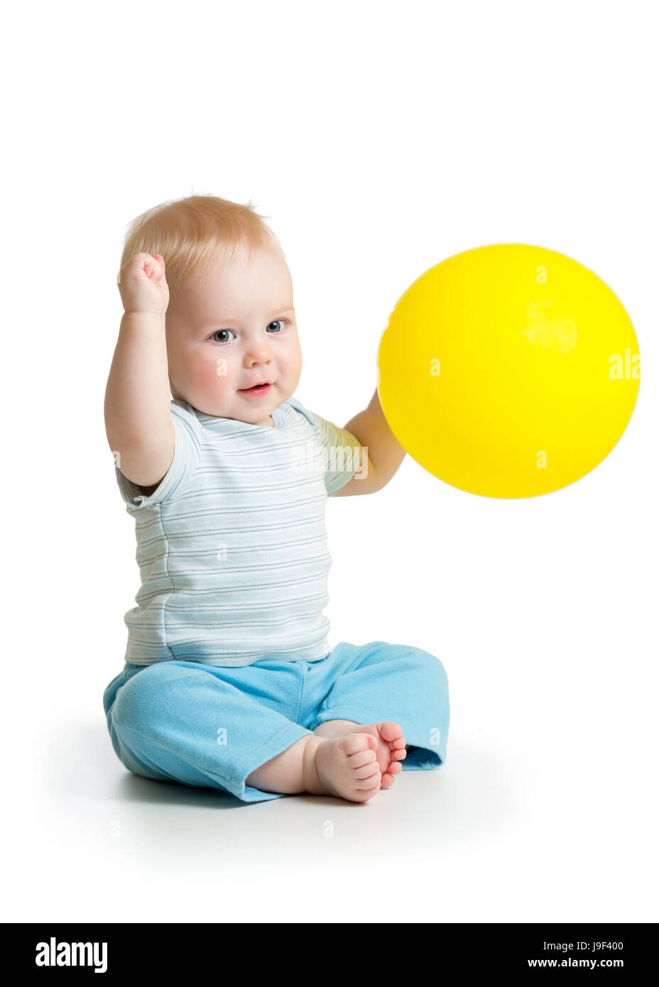 Carino baby boy con palloncino giallo Foto Stock