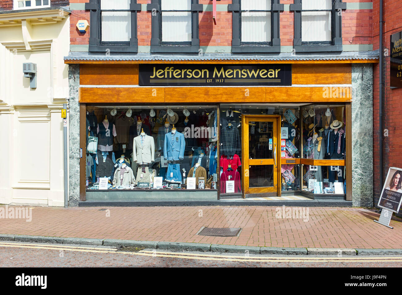 Tradizionale negozio di abbigliamento uomo a Nantwich, Cheshire Foto Stock