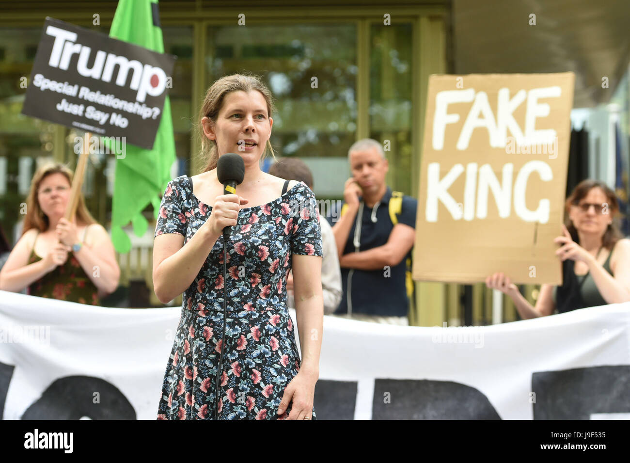 Claire James dalla campagna contro il cambiamento Climte parla come lei si unisce i manifestanti al di fuori dell'Ambasciata americana a Londra centrale davanti a noi il presidente Donald Trump's annuncio sul fatto che gli Stati Uniti tira fuori dell'accordo di Parigi sul cambiamento climatico. Foto Stock
