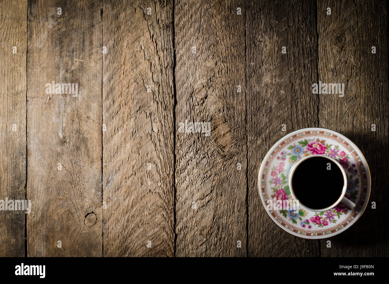 Tazza in porcellana sul tavolo di legno Foto Stock