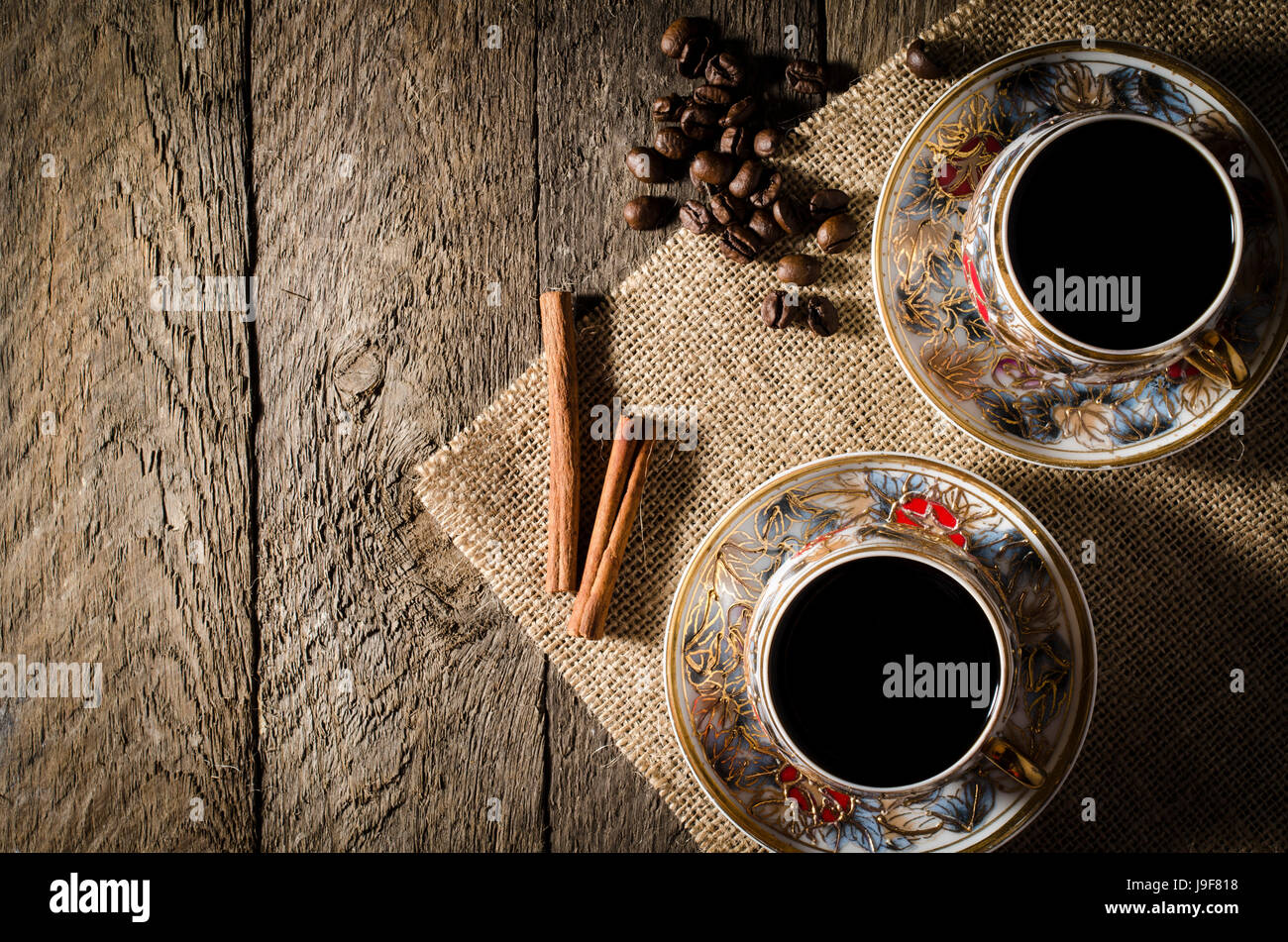 Tazza in porcellana sul tavolo di legno Foto Stock