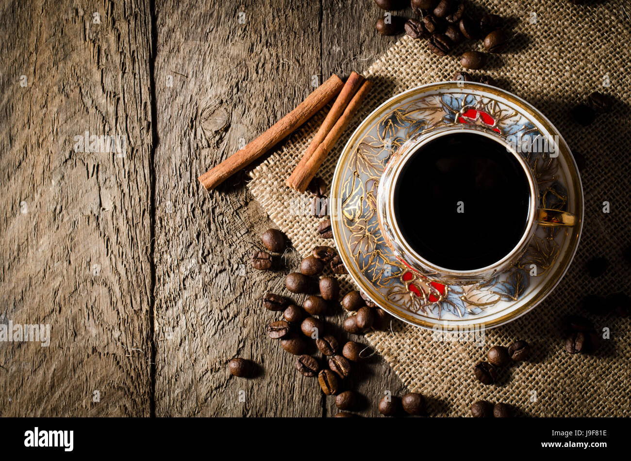 Tazza in porcellana sul tavolo di legno Foto Stock