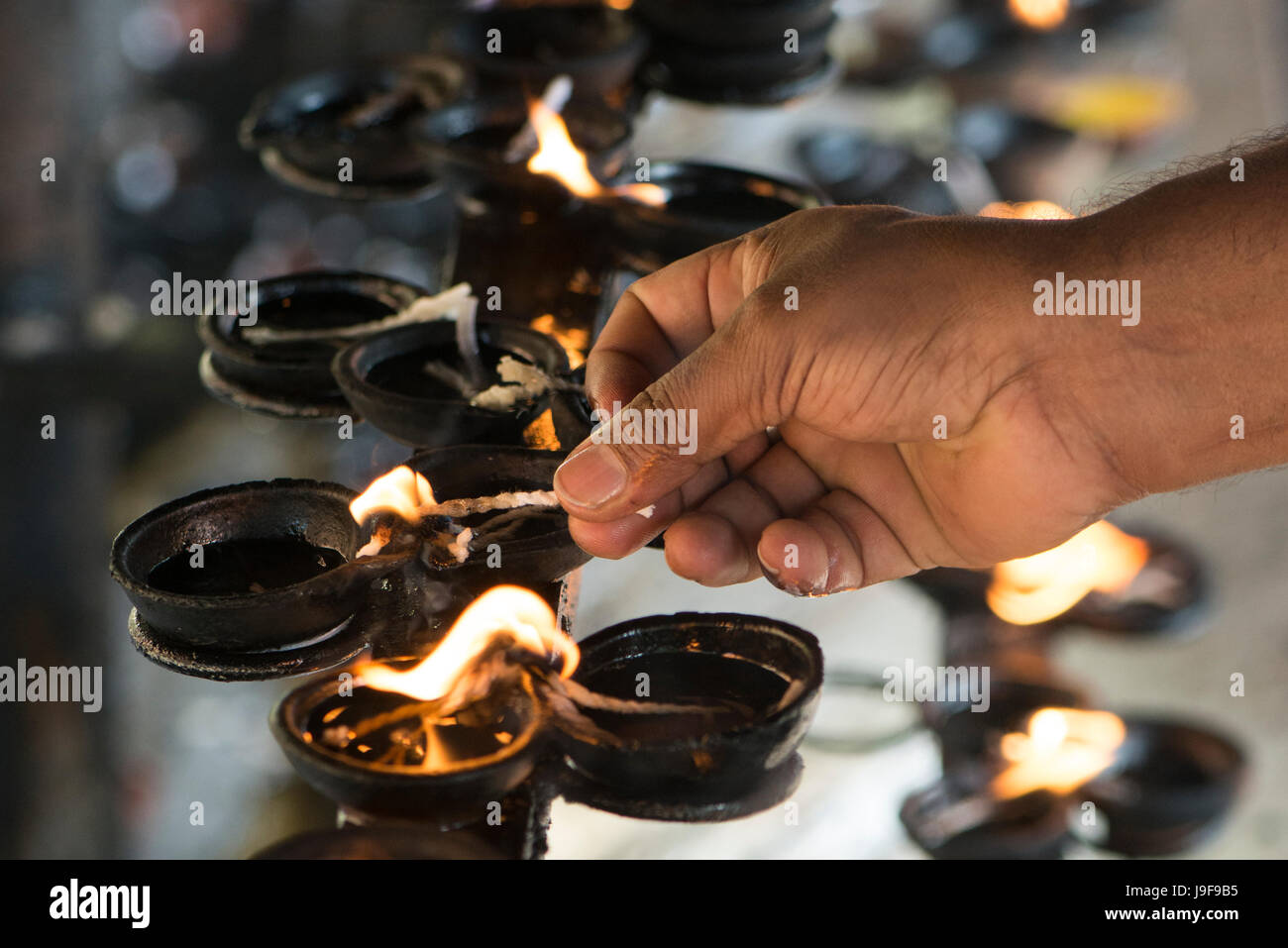 Una delle luci del pellegrino una lampada ad olio presso il tempio del Dente a Kandy, Sri Lanka Foto Stock