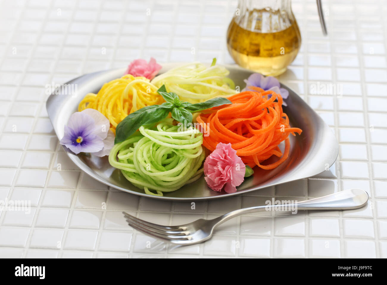 Sana alimentazione vegetale insalata di tagliatelle, cibo vegetariano Foto Stock
