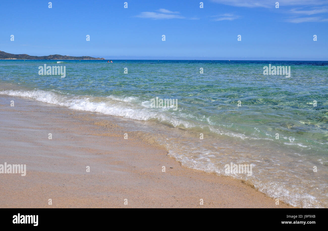 Acque trasparenti del mare Mediterraneo sulla spiaggia di Costa Rei sull isola di Sardegna in Italia Foto Stock