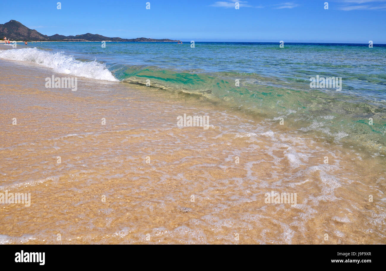 Acque trasparenti del mare Mediterraneo sulla spiaggia di Costa Rei sull isola di Sardegna in Italia Foto Stock