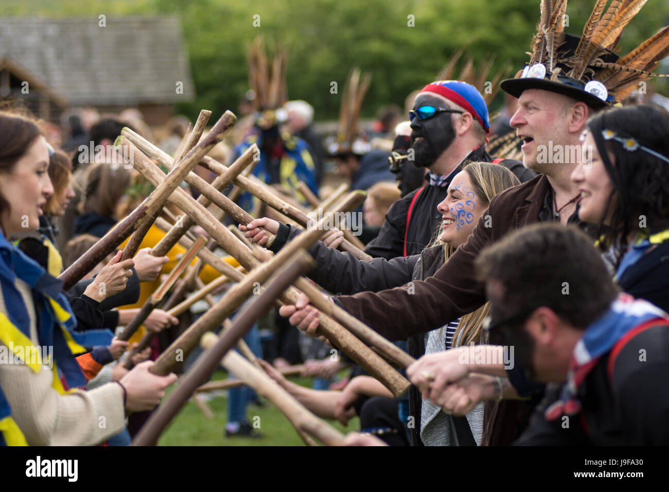 Il gancio Eagle Morris uomini intrattengono il pubblico con balli presso il Festival di Beltain in Butser antica fattoria, Hampshire Foto Stock