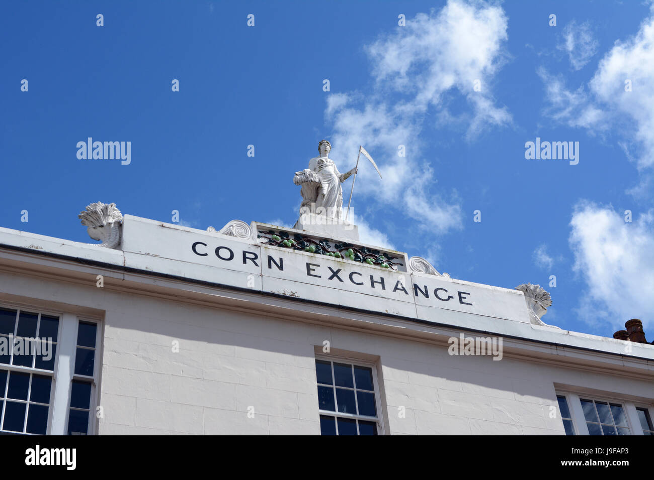 Tunbridge Wells, Inghilterra - 20 Maggio 2017: facciata della Corn Exchange, un edificio classificato Grade II in The Pantiles, Kent. Statua di Pietra di Cerere, Dio Foto Stock