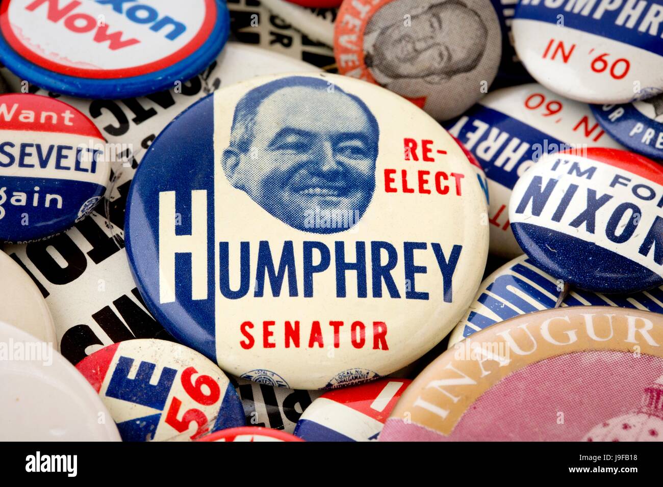 Un 1954 Re-Elect Hubert H. Humphrey Senatore Pinback pulsante sulla sommità di una pila di perno politico-pulsanti indietro Foto Stock