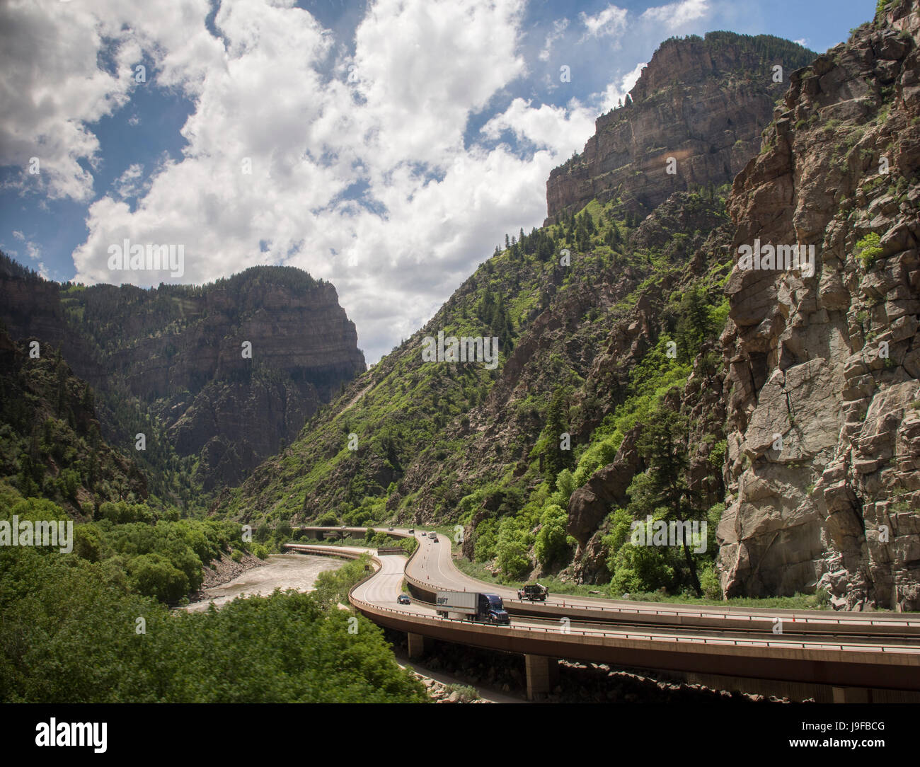 Visto da Amtrak's California Zephyr treno, Interstate 90 (I-90) si snoda attraverso la Glenwood canyon in Colorado. La sovrapposizione di corsie dell'autostrada delle prese Foto Stock