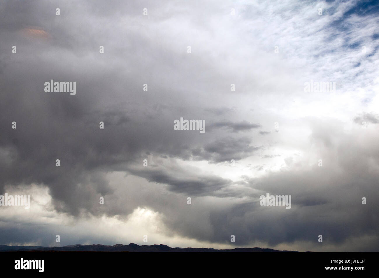 Tempesta nube su Colorado Utah frontiera, visto da Amtrak's California Zephyr treno, nel tardo pomeriggio, 15 maggio 2017. Foto Stock