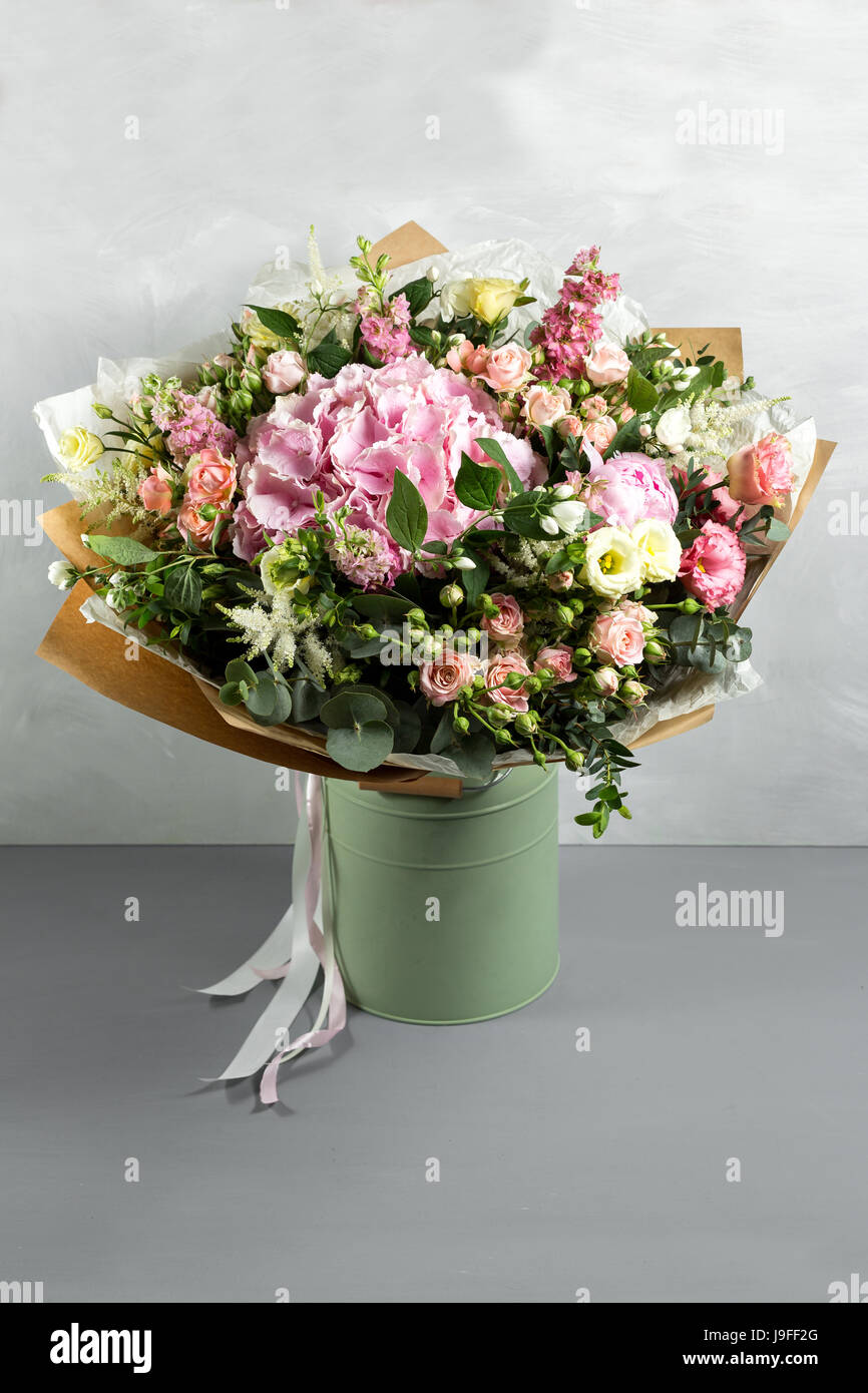 Ancora In Vita Con Un Bouquet Di Fiori Il Fioraio Messo Insieme Un Bel Mazzo Di Fiori Uomo Al Lavoro Manuale Utilizzati Diversi Tipi Di Fiori E Colori Spazio Copia Foto Stock