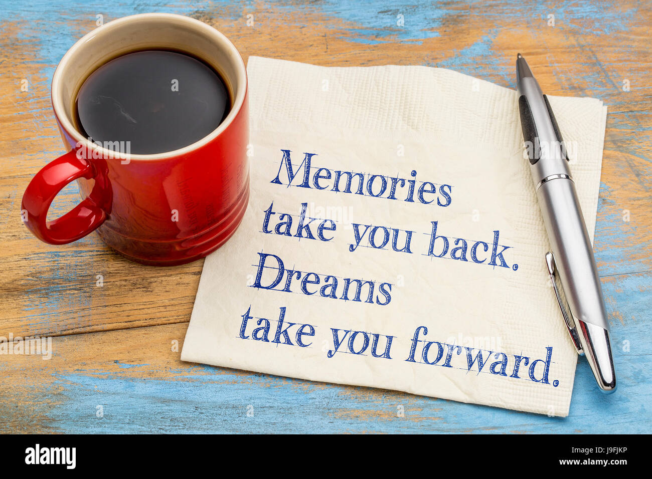 Ricordi si torna, sogni vi portano avanti - inspirational pugno su un tovagliolo con una tazza di caffè Foto Stock