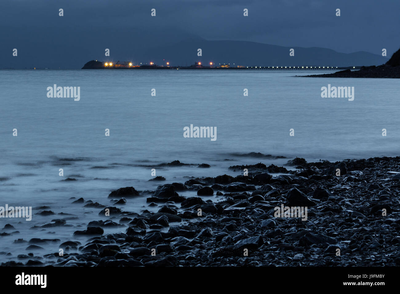 Fenit Pier di sera con le luci nella contea di Kerry, Irlanda Foto Stock