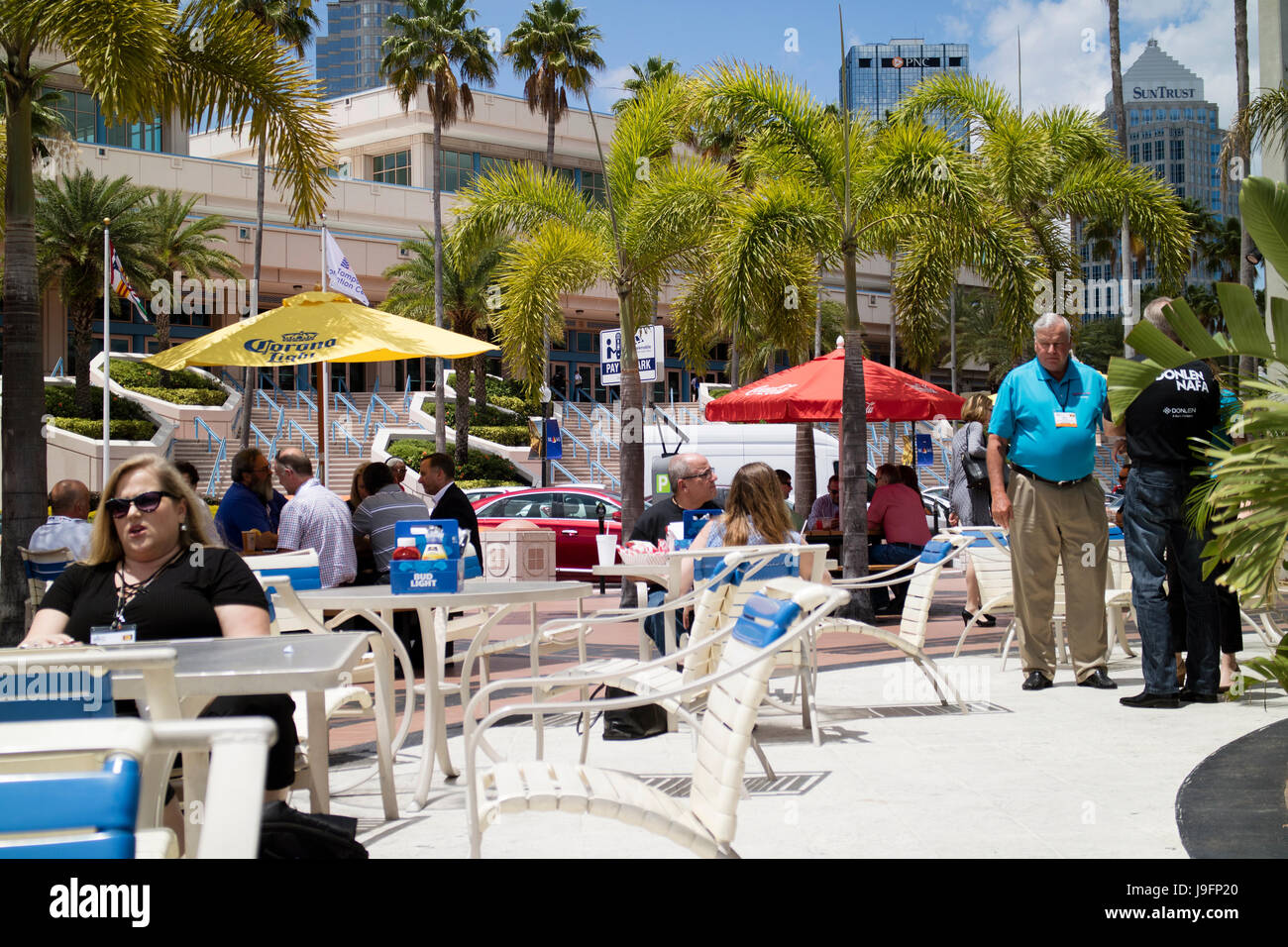 Tampa Florida USA Aprile 2017. I delegati della conferenza centro prendere una pausa in un waterfront cafe. Foto Stock