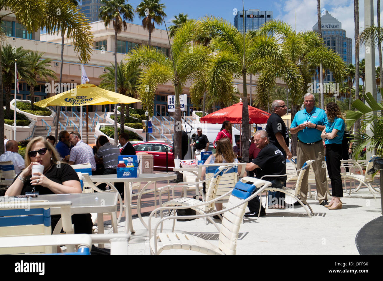 Tampa Florida USA Aprile 2017. I delegati della conferenza centro prendere una pausa in un waterfront cafe. Foto Stock