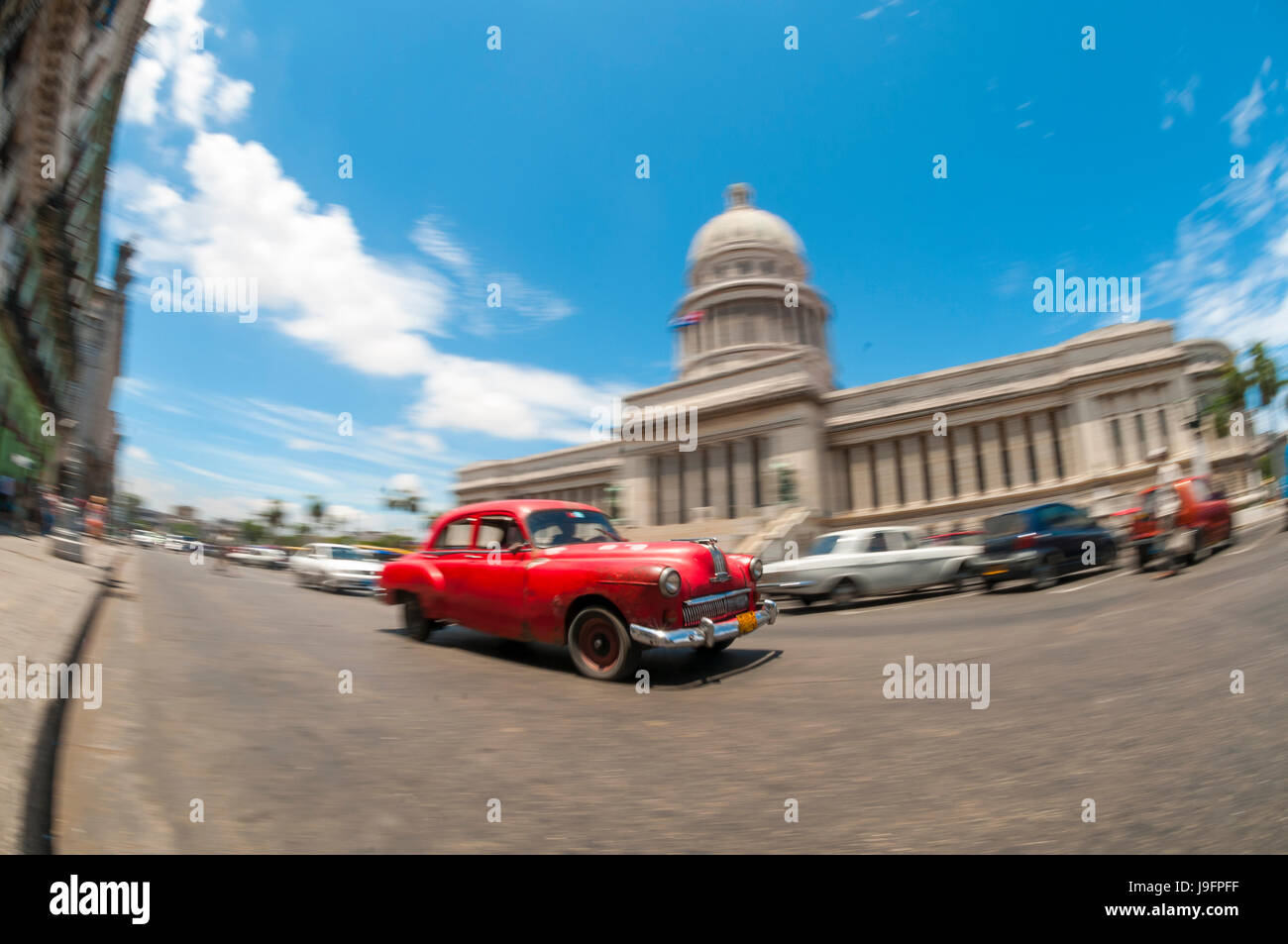 L'Avana, Cuba - Giugno, 2011: Classic American vintage cubano taxi auto passa di fronte al Capitolio edificio nel centro di Avana in motion blur. Foto Stock