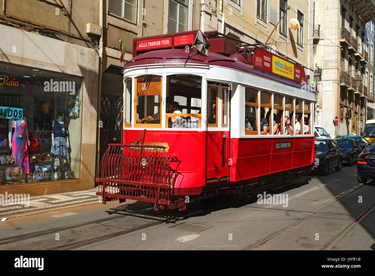 Red Tram trasporto auto strada quartiere Baixa Lisbona Portogallo Foto Stock