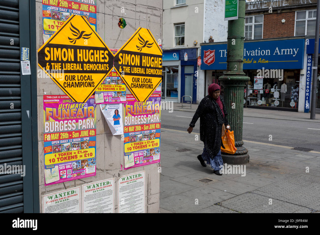 Elezione generale manifesti per il gruppo del Partito europeo dei liberali democratici candidato alle elezioni Simon Hughes, il 1° giugno 2017, a Walworth, a sud di Londra, Inghilterra. Come un ex liberali democratici MP, Hughes spera di riguadagnare il suo posto nelle prossime elezioni generali dal lavoro, nella circoscrizione di Bermondsey e vecchi a Southwark. Foto Stock