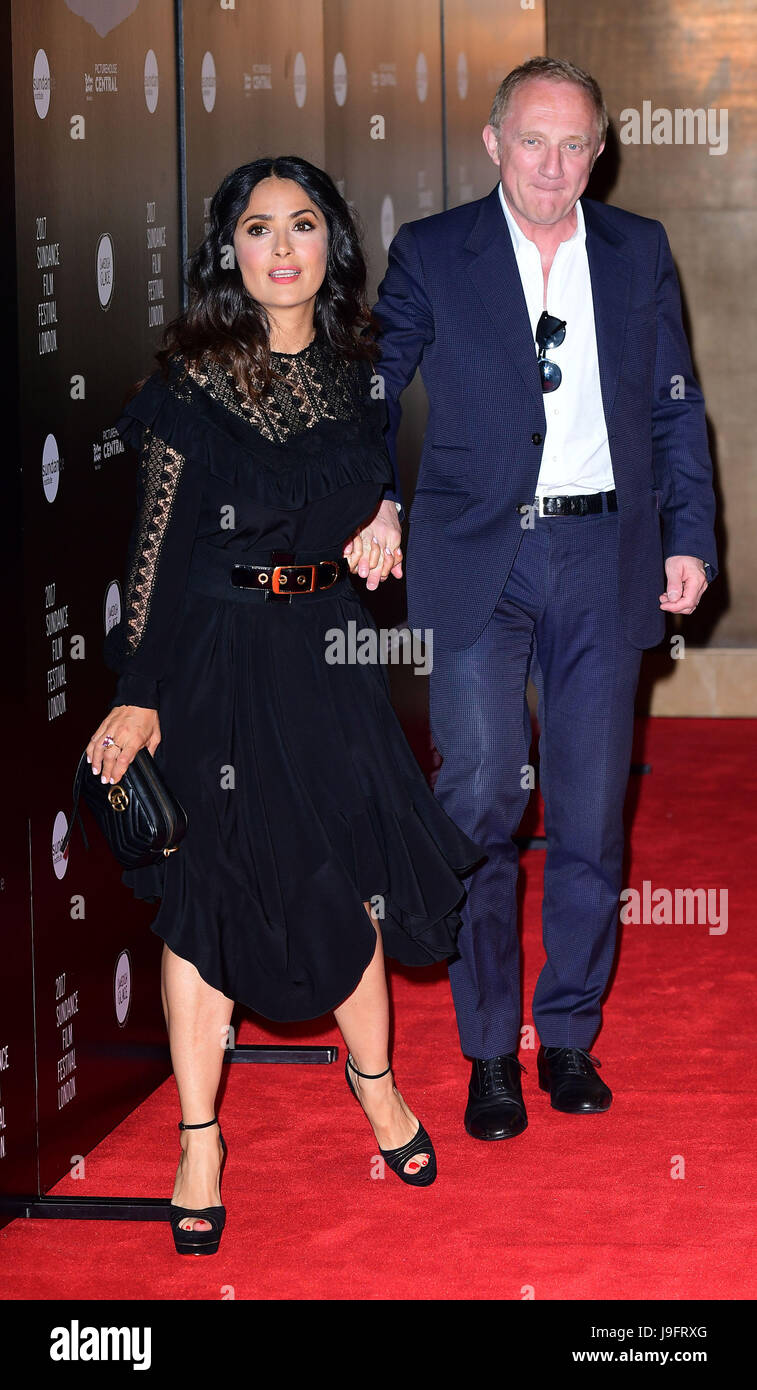 Salma Hayek e il marito Francois-Henri Pinault frequentando il Beatriz a cena Premiere, il film di apertura del Sundance Film Festival: Londra, tenutasi al May Fair Hotel. Foto Stock